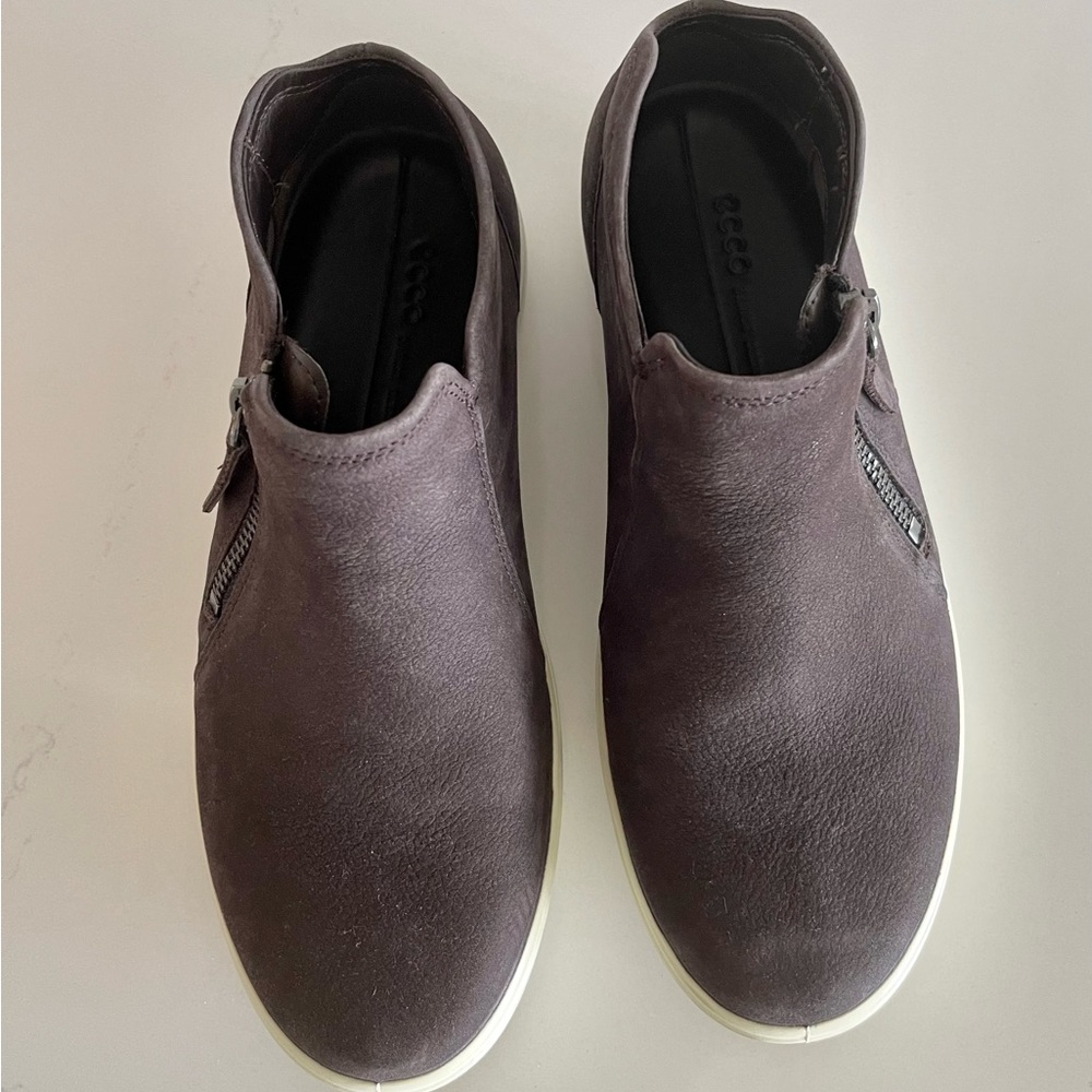 Ecco Soft 7 Low Cut Zip Bootie in Dark Shadow